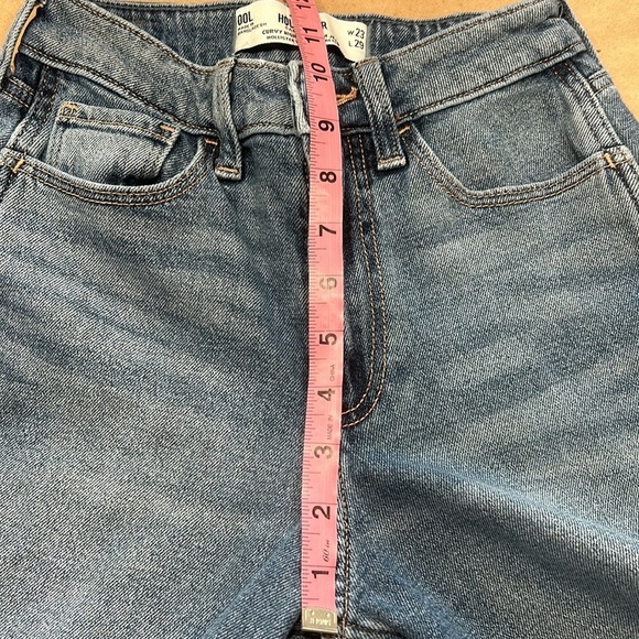 Hollister Curvey High Rise Mom Skinny Jean Sz OOL/W23L29 - Picture 5 of 13